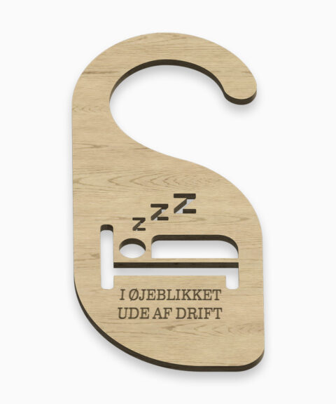 Forstyr mig ikke skilt i egefinér med motiv af sovende menneske og teksten "I øjeblikket ude af drift"